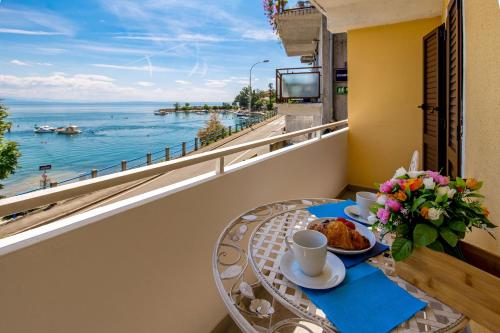 Seafront apartment Voyo