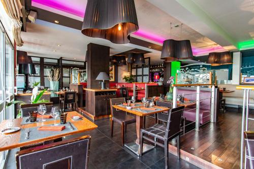 Restaurant, Logis Hotel de France - Face a la Mer in Camaret-sur-Mer