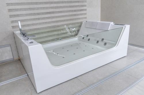 Double room, without windows, spa bathtub