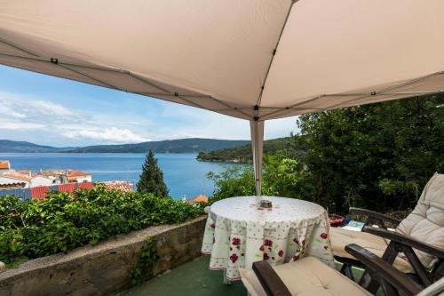 Apartments and rooms Roberto B. in Valun