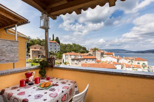 Apartments and rooms Roberto B. in Valun