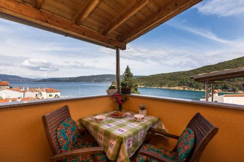 Apartments and rooms Roberto B. in Valun