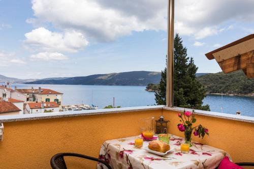 Apartments and rooms Roberto B. in Valun