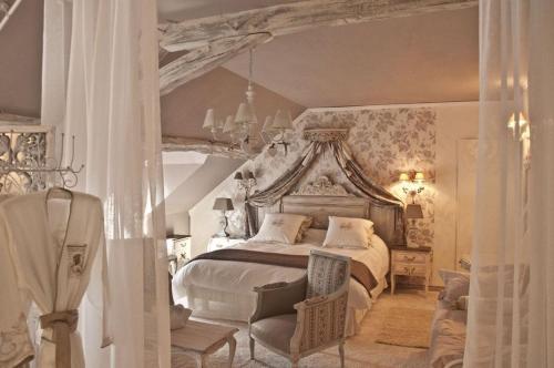 1 king bed, 1 sofa bed