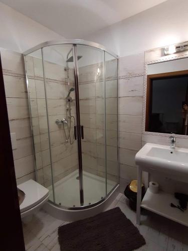 Zuhanyzó, Vila Confort in Borsa