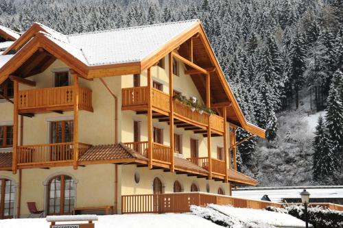 Holidays Dolomiti Apartment Resort - Accommodation - Carisolo