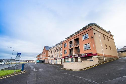 Exterior view, Luxury 2-Bedroom Apartment Overlooking the Beach in Bundoran