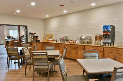 GrandStay Hotel & Suites - image 3