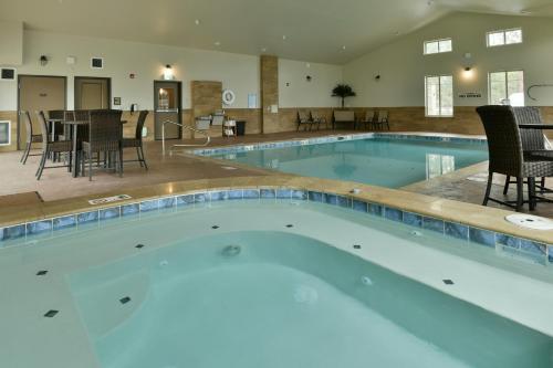 Kümblustünn, GrandStay Hotel & Suites in Sisters (OR)