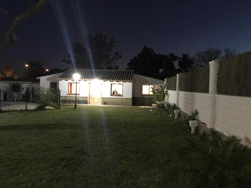 Casa independiente con piscina y pista deportiva privadas