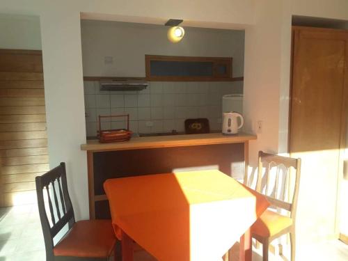 Depto Centrico con pequeño jardin y parrilla - image 5