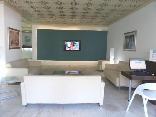 Front desk [24-hour]