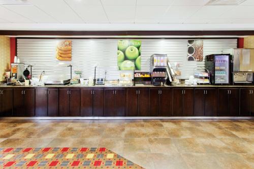 La Quinta by Wyndham Warner Robins - Robins AFB - image 8