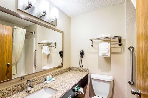 Quality Inn Sheboygan North I-43 Room Type - Queen Room - Non-Smoking