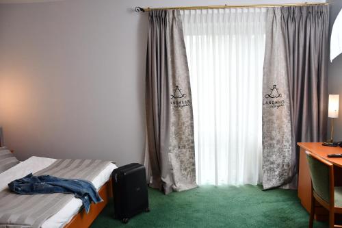 1 queen bed, 2 twin beds