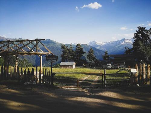 Heshkili huts Svaneti