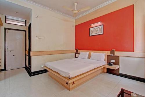 Bharati Lodge Set in a prime location of Hubli, Bharati Lodge puts everything the city has to offer just outside your doorstep. Offering a variety of facilities and services, the property provides all you need for 