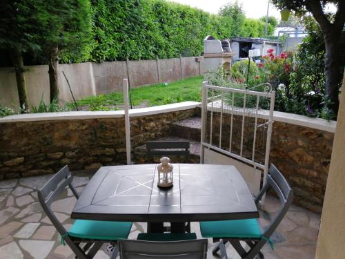 Balcony/terrace, appartement type f2 proche PARIS 25 KM in Andilly
