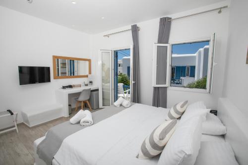 Double Room with Garden View image 10