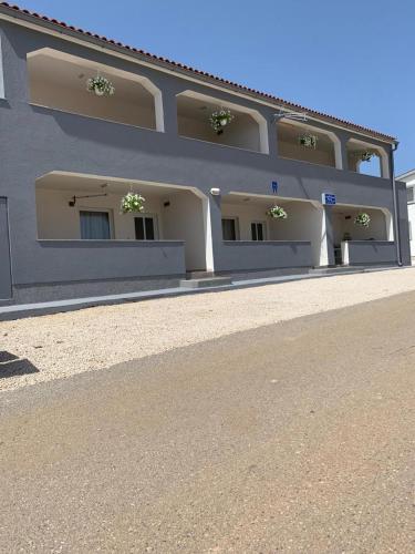 Apartmani Caganic Villa Bledi — Hotel in Vir