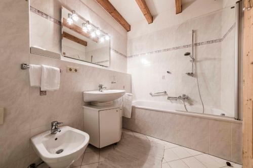 2 bedrooms, 4 beds