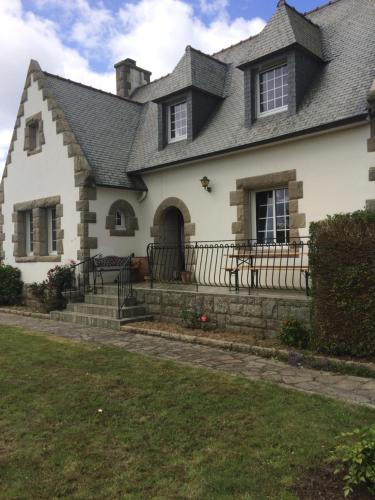maison 9 personnes 100 m des commerces 4 km de la mer gîte à louer Plouaret