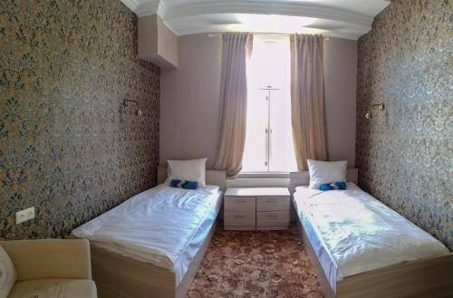 Chambre avec 2 lits, salle de bain partagée