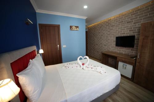 Double Room with Balcony image 5