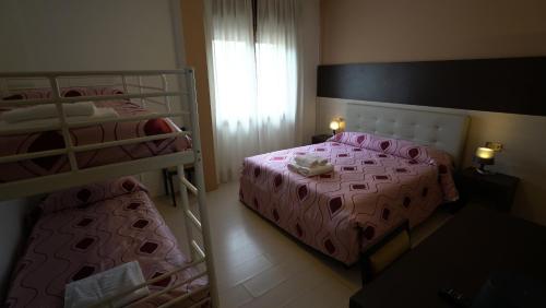 1 double bed, 2 bunk beds