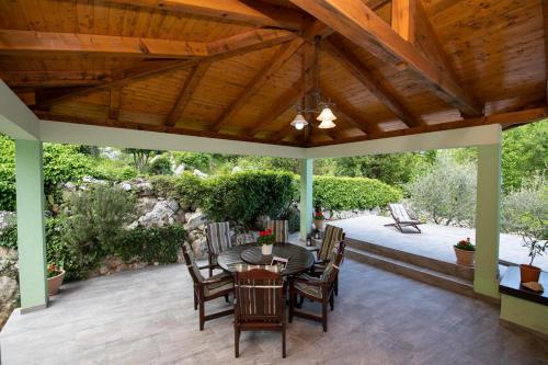 Apartments with a parking space Liganj Opatija - 17370 