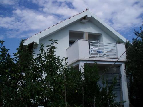 Apartments by the sea Vinisce Trogir - 17210 - image 3