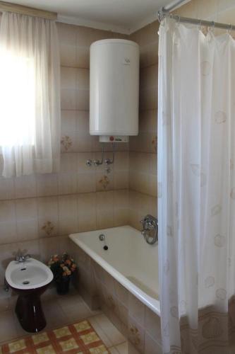 Apartment with Balcony and Sea View image 1