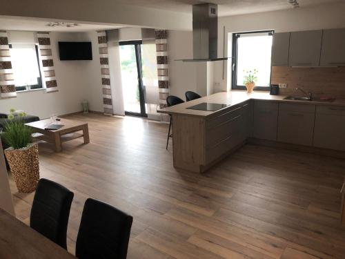 köök, Landhaus Ferienwohnungen mit Pool und Wellness in Neukirchen-Balbini