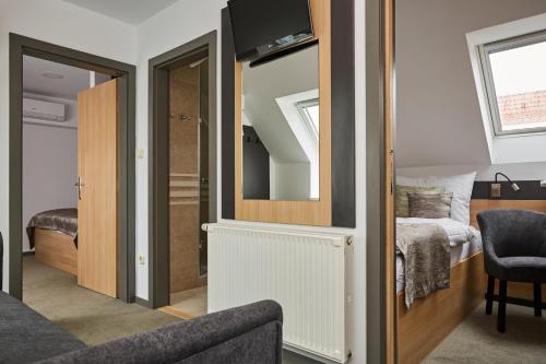 1 queen bed, 1 twin bed