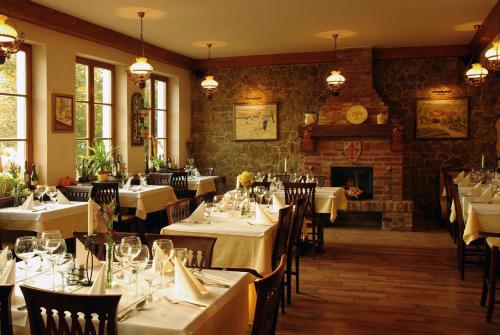 Ресторан, Il Gallo Nero - Fekete Kakas Etterem es Panzio in Сомбатхей