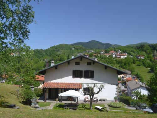  Rustic house in mountain surroundings and views from a lovely garden, Pension in Campo Tizzoro