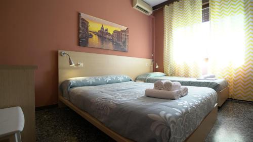 1 queen bed, 1 twin bed
