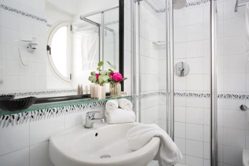 Standard Single Room with Sea View image 5