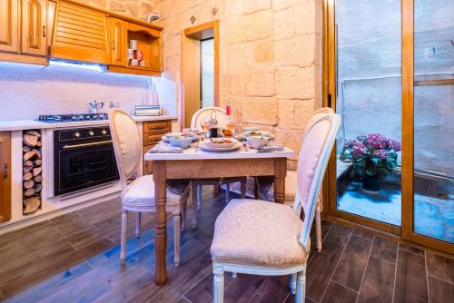 Kharmen A 1565s House with Seaviews in Birgu