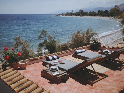  Beautiful seafront rustic studio - 5 meters from the sea in 25100 Dhiyeliótika