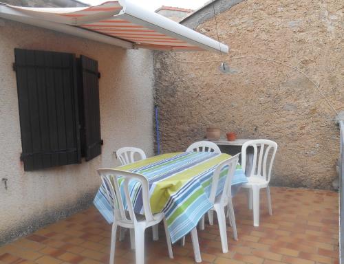 maison de village + cour gîte à louer Corneilhan