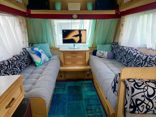  Lakókocsi a kikötőben, Unterkunft in Abádszalók