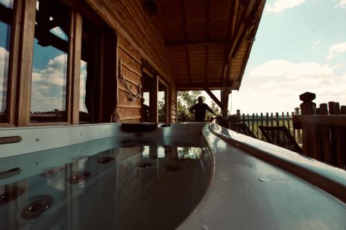 Balcony/terrace, Aura Cabana - Cabane spa perchee a 6 m de haut in Lussan