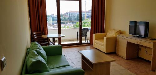 One-Bedroom Apartment with Sea View (2 Adults + 1 Child) image 3