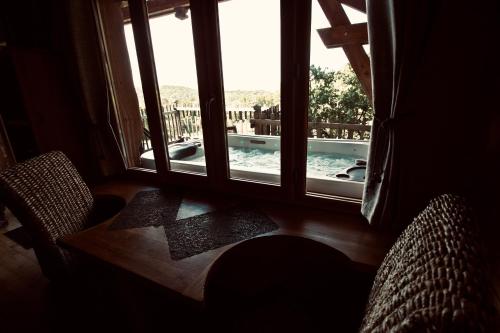 Aura Cabana - Cabane spa perchee a 6 m de haut in Lussan