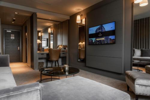 Dakota Manchester - image 2