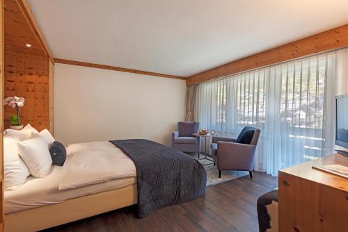 4 twin beds, 1 sofa bed