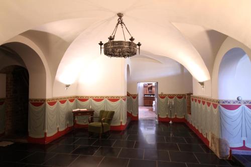 Vestabils, Palac Nakomiady in Nakomiady