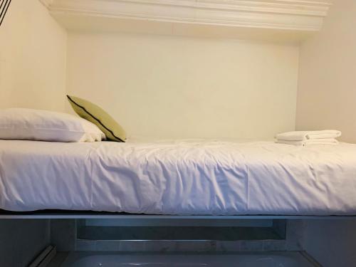 Piccadilly Circus Suites - image 4