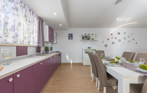 ห้องครัว, Apartment Kata with Private Pool in ราเดติชิ